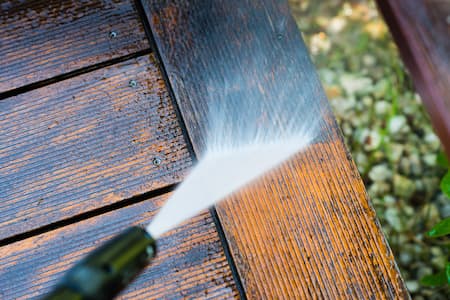 3 Reasons To Leave Deck Cleaning To The Pros